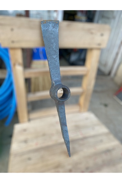 Osmanlı çelik El Yapımı Dövme Çelik Alman Tipi Kazma – Sap Dahil | Profesyonel Bahçe ve İnşaat Kullanımı