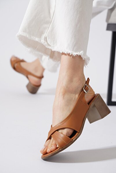 Moda Pie صندل نسائي بكعب من الجلد الطبيعي من Asran Cross مصنوع من جلد أسمر