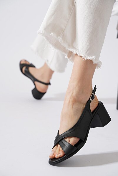 Moda Pie صندل نسائي بكعب من الجلد الطبيعي من Asran Cross باللون الأسود