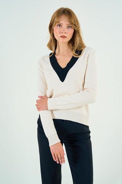 Moka Shopin Pulover din tricot cu decolteu în V MokaShopin - crem-negru
