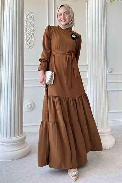 InStyle Καφέ φόρεμα με λουλουδάτο καρφίτσα λεπτομέρειας