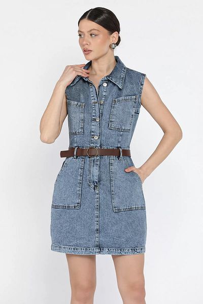 GÜLSELİ Rochie de damă Ice Blue, cu guler de cămașă, cu nasturi în față, cu detaliu de curea, blugi