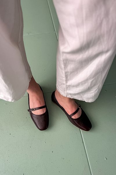 SHOEBELLAS Γυναικείες μπαλαρίνες Kina Bitter Brown από γνήσιο δέρμα με μονό σωλήνα