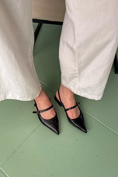 SHOEBELLAS حذاء باليه نسائي من Plen باللون الأسود مع تفاصيل الأنابيب