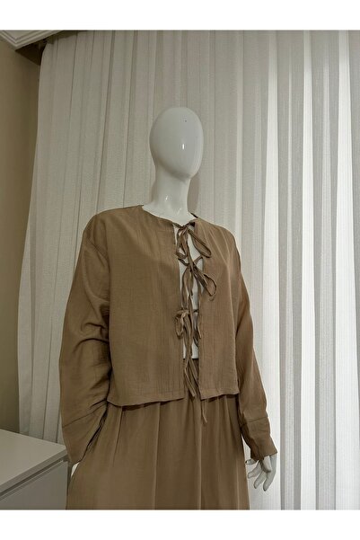 NEW STYLE Bej Rengi Airflow Krep İkili Takım - Bağcık Detaylı Bluz & Pileli Etek