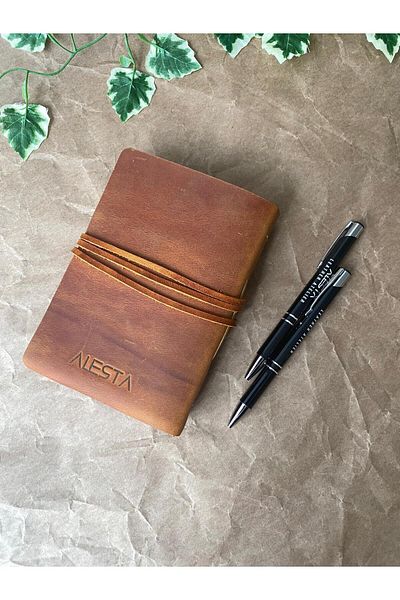 ALESTA LEATHER (كتابة الاسم) دفتر ملاحظات مغطى بالجلد بخياطة يدوية مقاس صغير - جلد طبيعي مصنوع يدويًا