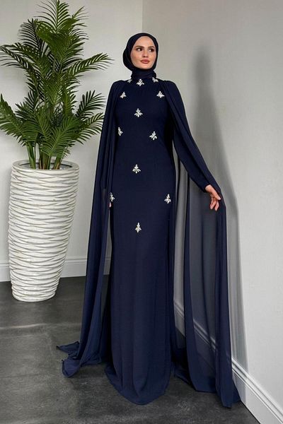 MERVEN AKYÜZ Βραδινό φόρεμα Karel Cape Stone Crepe Navy Blue