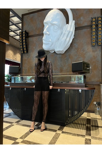 Tuğçe Saray Transparan dantel etek, siyah dantel etek, parti kıyafeti