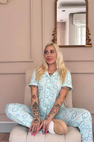 Pijamaevi Dámská pyžamová souprava s krátkým rukávem s modrým vzorem květin s předním knoflíkem