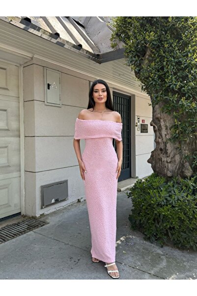 Lusin Kadın Pembe Kabartma Detaylı Omuzu Açık Madonna Yaka Uzun Elbise