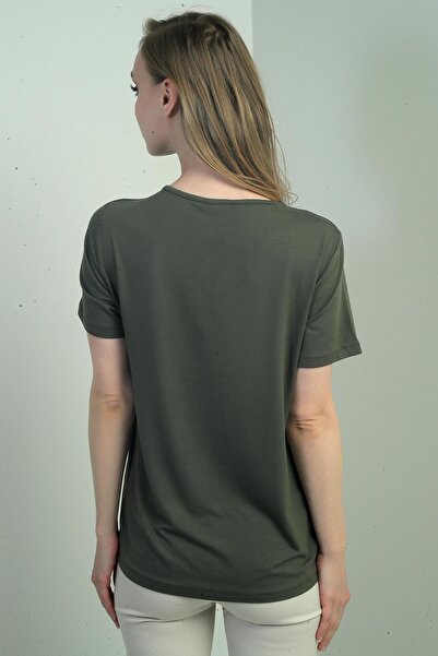 By Saygı Κοντομάνικη μπλούζα με λαιμόκοψη V με αξεσουάρ V