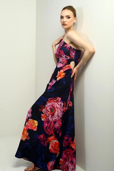 By Saygı Rochie lungă din satin creponat cu un singur umăr, cu fereastră laterală, cu model de flori mari