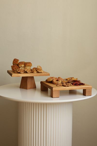 justwood طقم مكون من قطعتين من مكعبات تيتيوس والهرم - مربع خشبي مقاس 25 × 25 سم، طبق تقديم الكيك