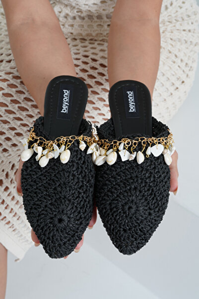 Beyond Жіночі чорні тапочки Salome з плетеним аксесуаром у вигляді морської мушлі Byndslm01