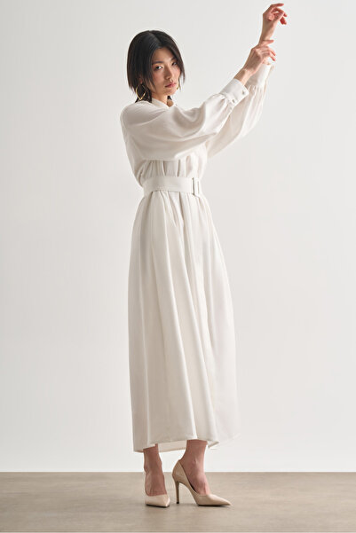 Mizalle Dokulu Pile Detaylı Kemerli Maksi Ekru Elbise