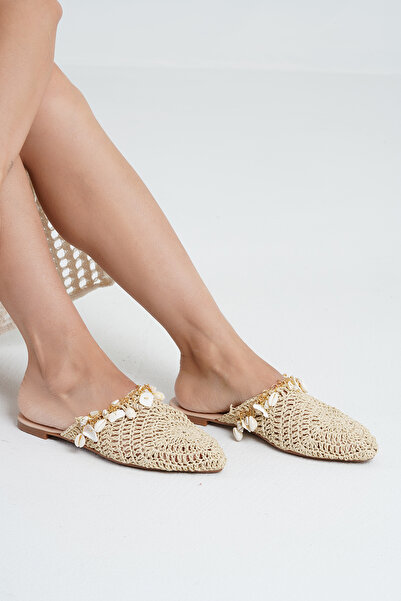 Beyond Жіночі бежеві тапочки Salome з аксесуарами у вигляді морських мушель Byndslm01