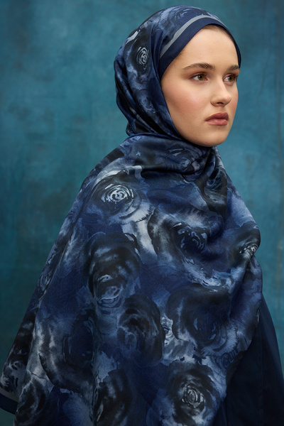 cs camellia scarf شال ناعم بنقشة روسا - أزرق داكن