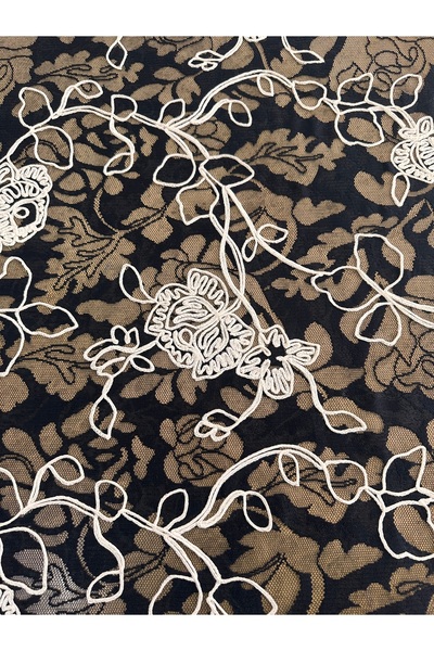 METERİAL 135 cm En Siyah Zemin Üzeri Krem Çiçekli Dantel Kumaş – Kabartma Nak...