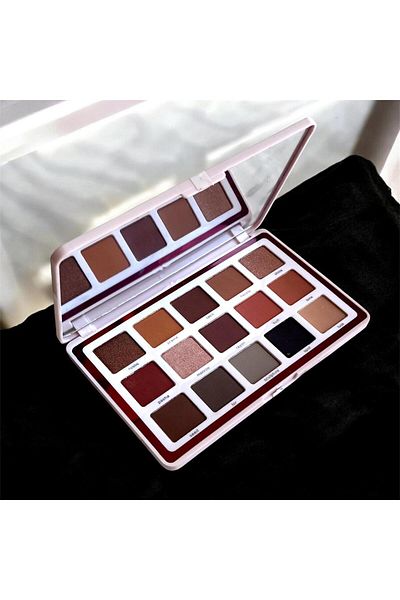 real beauty 15-color eyeshadow palette from Artistic Touch on your white eyelids