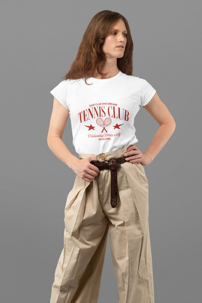 MAGORS تي شيرت نسائي من القطن برقبة دائرية وطبعة نادي التنس