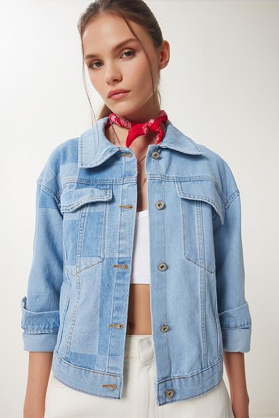 Happiness İstanbul Hellblaue, kontrastfarbene Jeansjacke für Damen SA00033