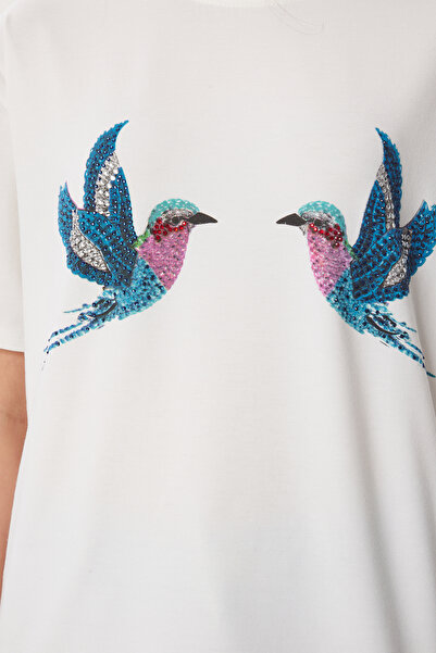 Happiness İstanbul Ecru bedrucktes Damen-T-Shirt mit Steindetails ZV00288