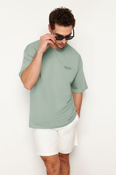 Trendyol Collection Dunkelmintfarbenes Oversize-T-Shirt aus 100 % Baumwolle mit Rundhalsausschnitt und minimalem Textdruck aus Tok-Stoff TMNSS23TS00084