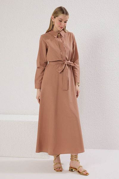 Trendyol Modest Braunes, gewebtes Kleid mit Windjacke und Knopfdetail und Gürtel TCTSS25EB00099