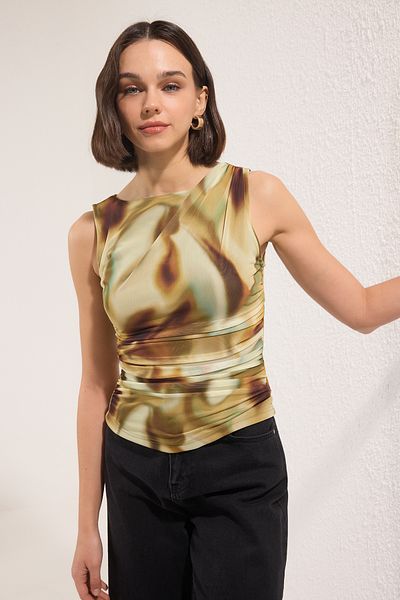 Trendyol Collection Grüne taillierte Bluse mit abstraktem Muster TWOSS25BZ00384