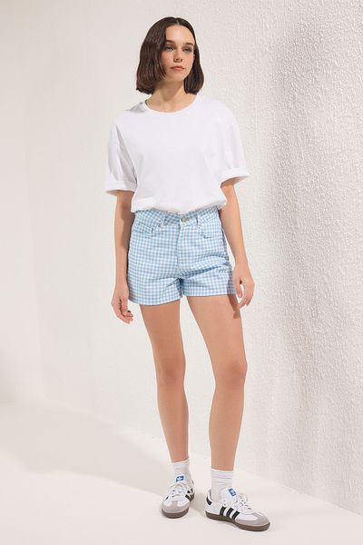 Trendyol Collection Blaue Gingham-Jeansshorts „City Boy“ mit hoher Taille TWOSS25SR00219