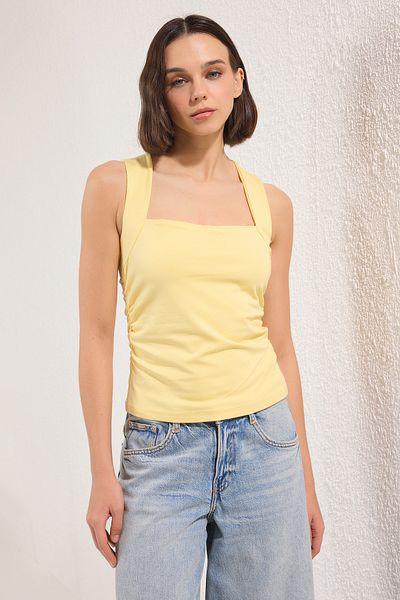 Trendyol Collection Hellgelbe, gerade, taillierte Bluse mit quadratischem Ausschnitt und Trägern TWOSS24BZ00400