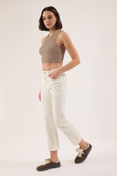 Trendyol Collection Weiße gerade Jeans mit hoher Taille TWOSS25JE00106
