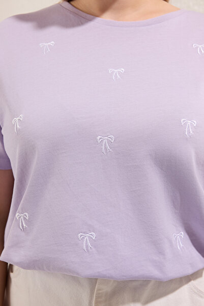 Trendyol Curve Ανοιχτό μωβ μπλουζάκι Boyfriend 100% βαμβάκι, λεπτομέρεια κεντήματος μεγάλο μέγεθος TBBSS24BF00029