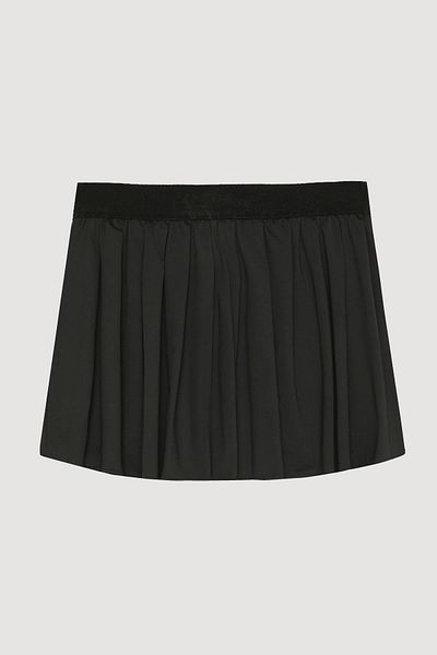 Quzu Fusta mini plisată cu pantaloni scurți în interior și talie elastică neagră