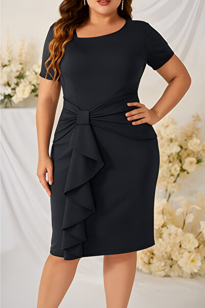 1fazlası Kadın Büyük Beden Siyah Asimetrik Yaka Detaylı Drapeli Fırfırlı Büyük Beden Elbise