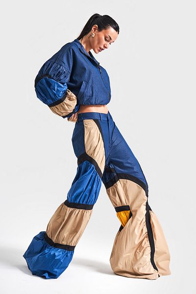 its basic Pantaloni de damă, de culoare albastru închis, din pânză fragmentată, cu design largi