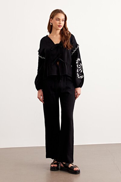LEVURE بلوزة موسلين برباط أمامي مع تفاصيل مطرزة باللون الأسود