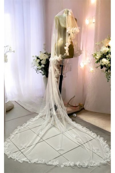 GÖKŞİN MODA 3-meter long veil with rose embroidery and pearls.