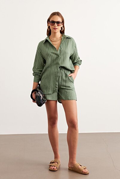 LEVURE قميص مخطط بأزرار أمامية مقاس كبير أخضر