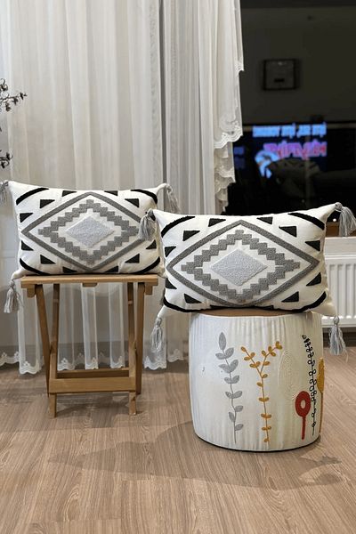 Ottoson 2-PIECE PUNCH EMBROIDERED GEOMETRIC PONCH EMBROIDERED KIRLENT CASE