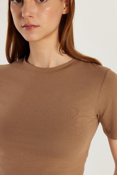 Tudors Γυναικεία μπλούζα με λεπτή εφαρμογή από βαμβακερή λαιμόκοψη σε καφέ χρώμα
