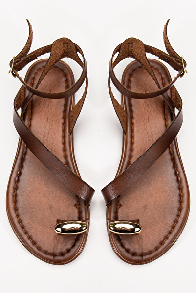 DENORA Taba Kahve Mat Deri Tek Bant Parmak Yüzük Toka Detay Günlük Sandalet