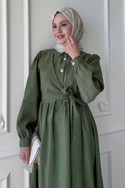 InStyle فستان كاكي مشروط بتفاصيل أزرار وربطة عنق متقاطعة