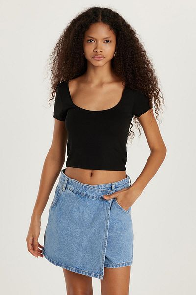 Tudors Γυναικεία Slim Fit Slim Fit Κοντομάνικη μαύρη μπλούζα με λαιμόκοψη