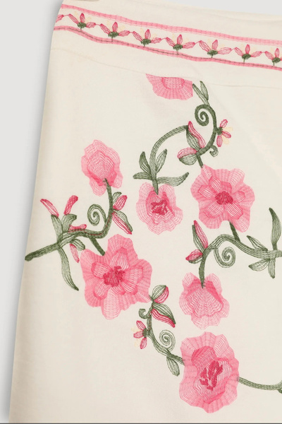 Quzu Nakış Çiçek Desenli Bağlamalı Şort Etek Ekru