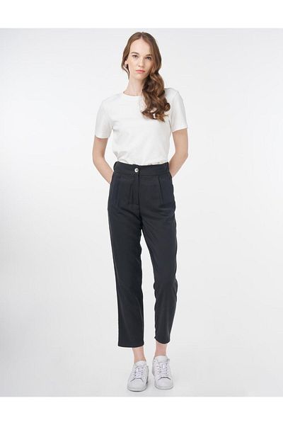 Kayra Pile Detailed Carrot Trousers Black