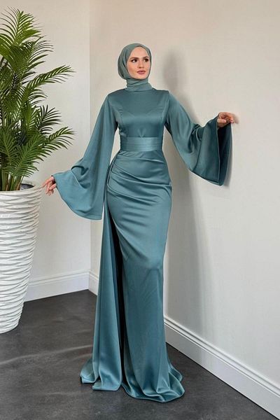MERVEN AKYÜZ Rochie de seara din satin Arabella cu pelerina turcoaz
