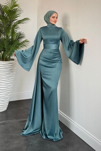 MERVEN AKYÜZ Rochie de seara din satin Arabella cu pelerina turcoaz