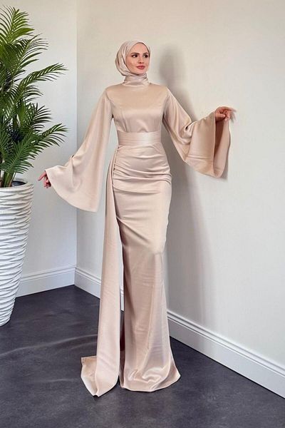 MERVEN AKYÜZ Βραδινό φόρεμα Arabella Cape Satin Fish Cream