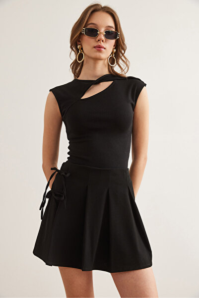 Olalook Kadın Siyah Yanı Bağcık Detaylı Pileli Fermuarlı Mini Etek ETK-19000304